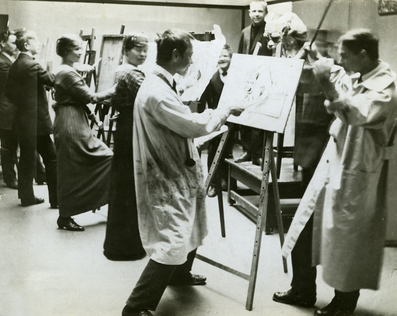 Museot/Tuntematon valokuvaaja, 1914-1916 Viipurin taiteenystävien piirustuskoululaisia telineiden äärellä. Lappeenrannan museot..jpg